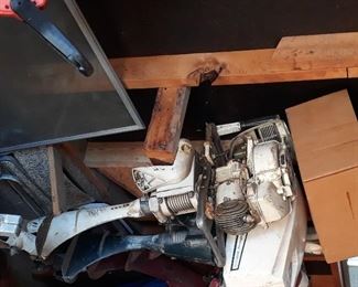 Motors boat