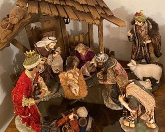 Members Mark Nativity Set with Creche 12 Pieces