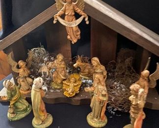 Italian Made Nativity with Creche 13 Pieces