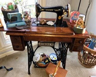 Complete antique singer sewing machine 