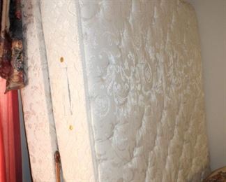 Nice queen mattress / boxsprings set