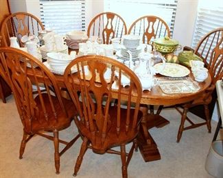 Nice oak oval table with leaf and 6 chairs