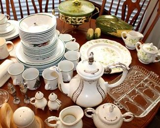 Christmas dishes and other dishes / glassware