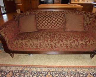 Beautiful couch w/5 pillows