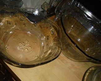 1 of 2 twin matching heavy glass punch bowls w/5 matching small bowls