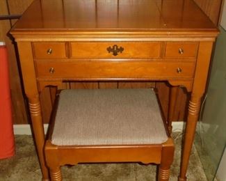 Singer sewing machine in maple cabinet w/matching stool