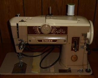 Singer sewing machine in maple cabinet w/matching stool