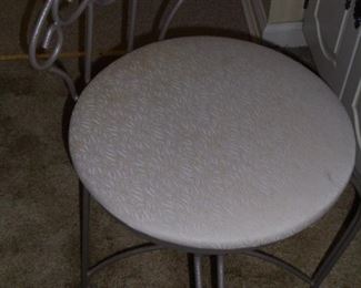 Round iron dressing stool