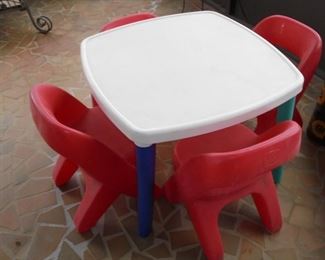 Child's play table w/4 chairs