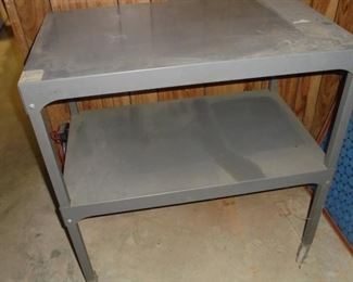 Metal table w/castors