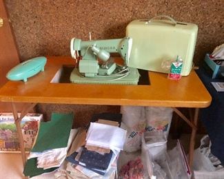 * Vintage SINGER 185K Jadeite Green Sewing Machine, Case and Extra Accessories