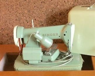 * Vintage SINGER 185K Jadeite Green Sewing Machine, Case and Extra Accessories