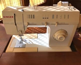 Singer heavy duty sewing machine model 5825c