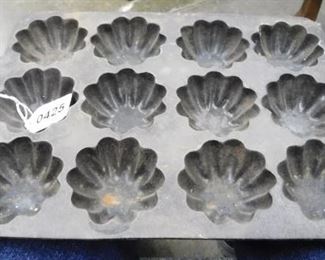 CAST IRON MUFFIN PAN