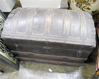 NICE CLEAN ROUND TOP TRUNK HAS TRAY INSIDE