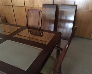 Dining table with 2 leaves