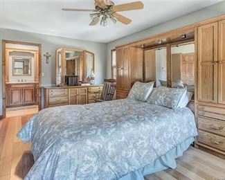 Queen bed Thomasville (cabinets not included)