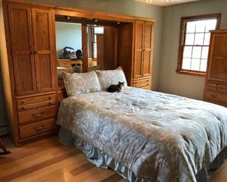 Queen Thomasville bed - no cabinets on sides