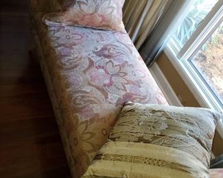 Brand new chase lounge 6ftx2ft
So beautiful comes with 2 pillows