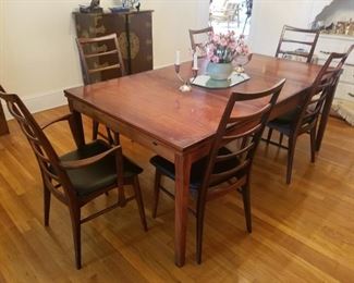 Wonderful dining room set with 6 chairs