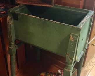 Primitive green washing machine base! This is just too awesome in my humble opinion!
