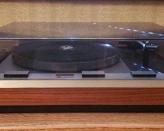 Vintage Thorens Turntable TD 125 MK II - Works but will need new needle - Cables and Original Boxes Included- slight damage to cover at hinge (see picture)