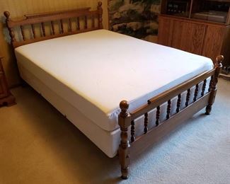 Bassett Furniture Queen Bed - Complete (Headboard, Footboard, and Rails) - Mattress and Foundation Not Included
