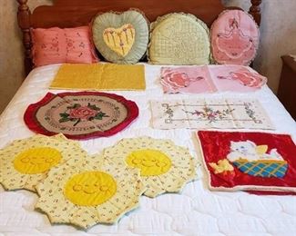 Lot of Vintage Linen III - Pillows / Cases