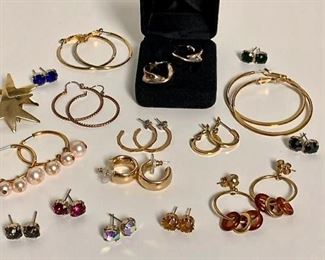 Earrings in gold https://ctbids.com/#!/description/share/281249