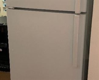 GE 17.5 CU ft Refrigerator GTE18GTHGRWW 67.5x28x33in HxWxD