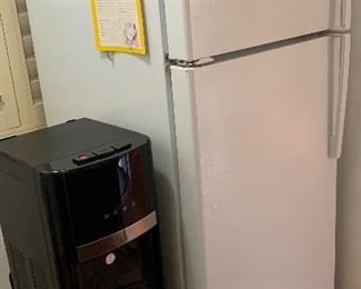 GE 17.5 CU ft Refrigerator GTE18GTHGRWW 67.5x28x33in HxWxD