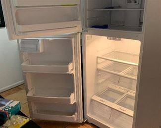 GE 17.5 CU ft Refrigerator GTE18GTHGRWW 67.5x28x33in HxWxD