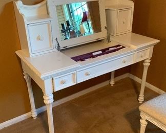 Disney Princess White Vanity Desk w/ Hutch 50x50x23in HxWxD