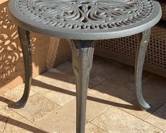 Outdoor Round Patio Table 18H x21in Diameter