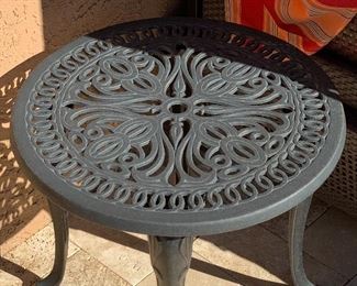 Outdoor Round Patio Table 18H x21in Diameter