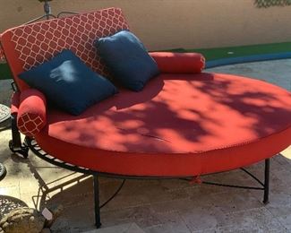 Huge Round Patio Chaise/Daybed 48x84x84in HxWxD