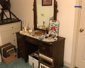 Vintage vanity/dresser