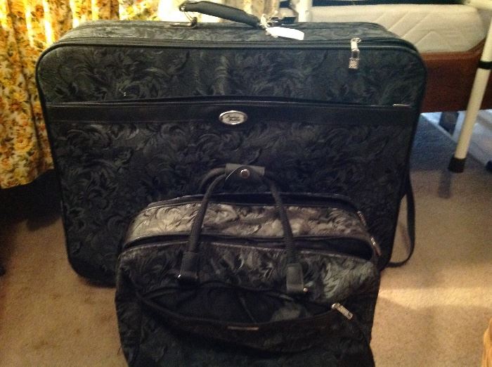Nice luggage, other pieces are available 