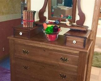 Vintage chest of drawers w/ mirror and hankie drawers