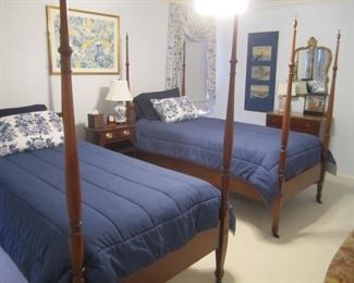 PAIR OF 4 POSTER BEDS AND MATTRESS SET