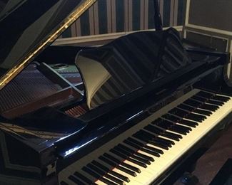 YOUNG CHANG G-157 (5'2")  POLISHED EBONY BABY GRAND PIANO