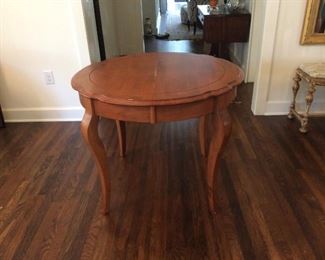 Beautiful dining/kitchen table with a leaf (expands from round to oval)