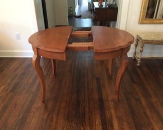Beautiful dining/kitchen table with a leaf (expands from round to oval)