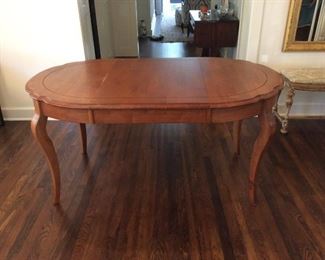Beautiful dining/kitchen table with a leaf (expands from round to oval)