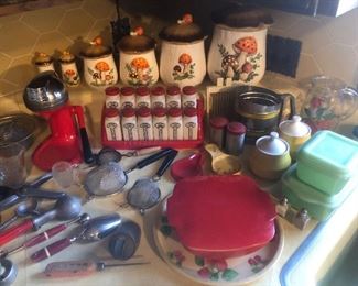 Several vintage kitchen items 