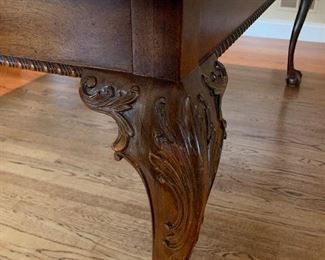 Stunning Henredon dining room table w/2 leaves and pads