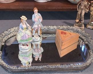 Pair of Victorian Colonial man and woman figurine - Mirror tray