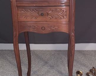 Sweet Vintage carved 2 drawer side table