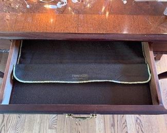 Stunning Henredon  dining room table w/2 leaves and pads - small drawer on both ends 