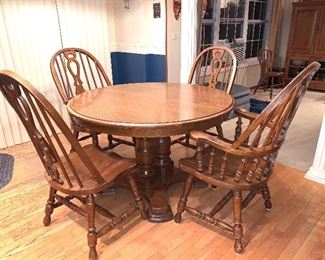 Round oak kitchen, pedestal table w/4 chairs and 2 leaves 